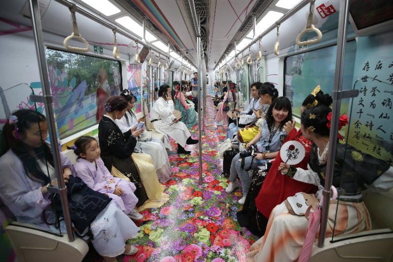 Tang Dynasty-themed Subway Train Rolls out in Xi'an